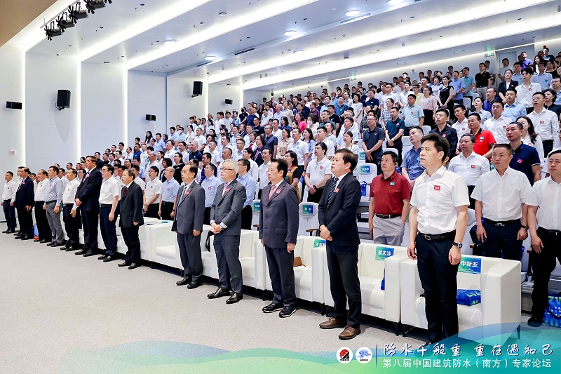 會(huì)議在莊嚴(yán)的國歌聲中開幕