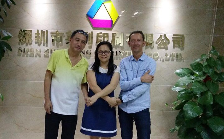 國外包裝彩盒客戶與英利印刷唐小姐合影