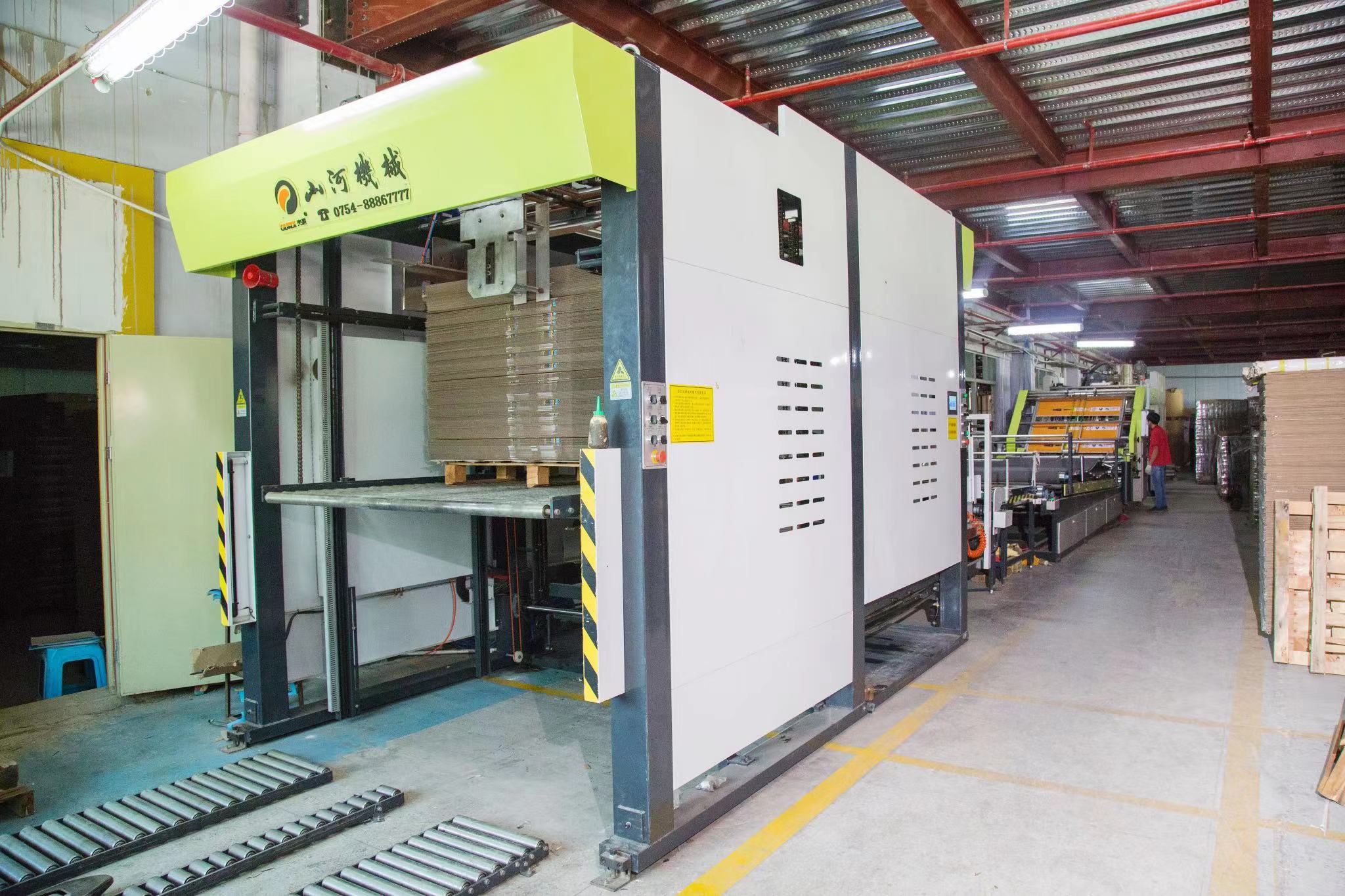 全自動(dòng)裱紙車間