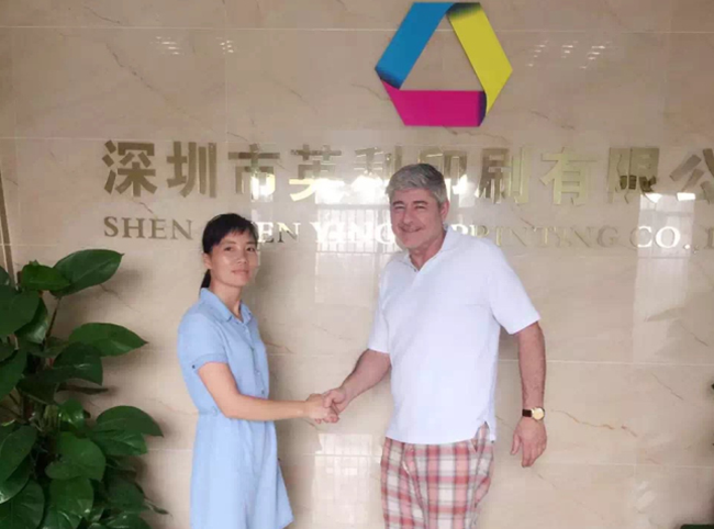 奧大利亞紙貨架客戶與英利印刷陳小姐合影 奧大利亞紙貨架客戶與英利印刷陳小姐合影