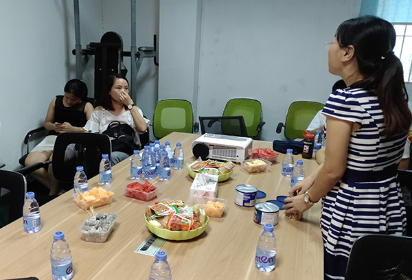 陸軍戰(zhàn)隊光明新區(qū)幫扶小組第一次在溢晟塑膠公司指導