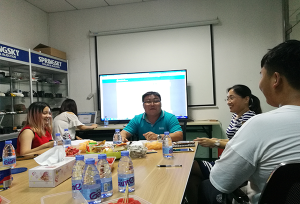 陸軍戰(zhàn)隊光明新區(qū)幫扶小組第一次在溢晟塑膠公司指導