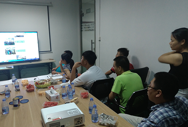 陸軍戰(zhàn)隊光明新區(qū)幫扶小組第一次在溢晟塑膠公司指導