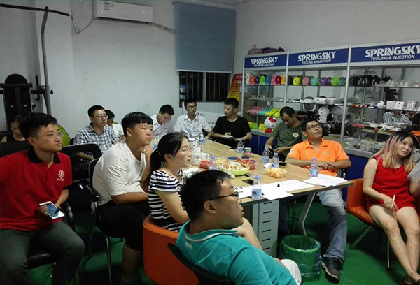 陸軍戰(zhàn)隊光明新區(qū)幫扶小組第一次在溢晟塑膠公司指導