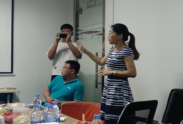 陸軍戰(zhàn)隊光明新區(qū)幫扶小組第一次在溢晟塑膠公司指導