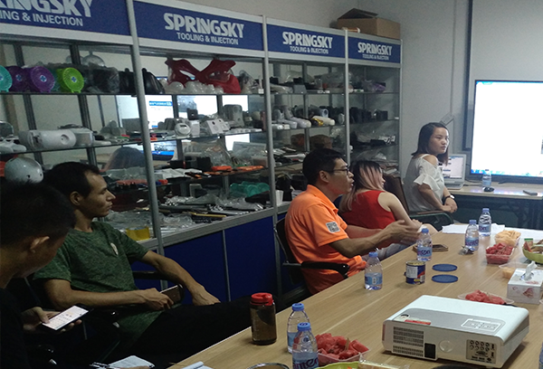 陸軍戰(zhàn)隊光明新區(qū)幫扶小組第一次在溢晟塑膠公司指導