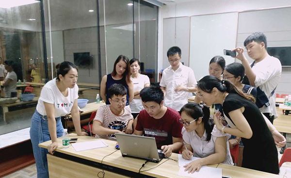 陸軍戰(zhàn)隊光明新區(qū)幫扶小組第三次在創(chuàng)美景裝飾公司指導(dǎo)